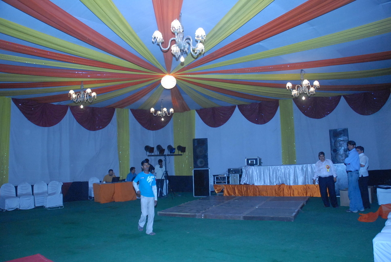 Lunch, Dinner, Cocktails and DJ - Entertainment